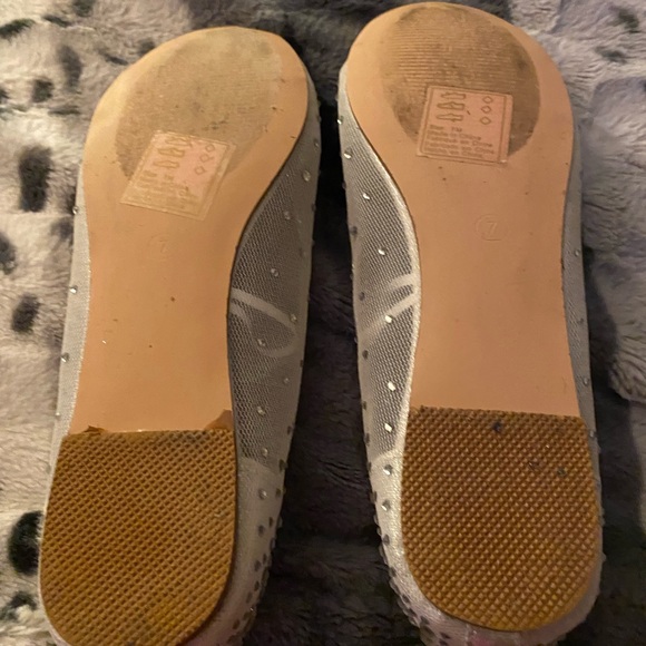 De Blossom Collection Women's Sparkling Silver and Beige Flats - Picture 2 of 3